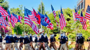 El gobierno de Trump minimiza un desfile supremacista en Washington