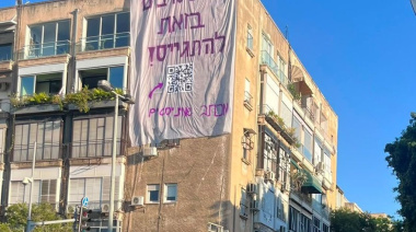 Tel Aviv: una pancarta gigante contra el reclutamiento