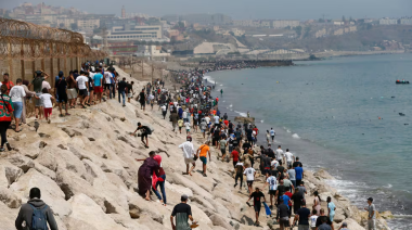 Jóvenes desesperados que se arrojan al mar sin saber nadar: el drama humano tras la nueva crisis migratoria en España