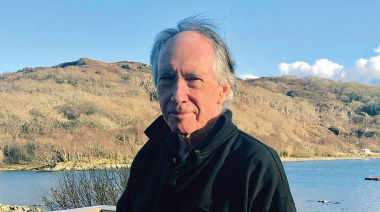Ian McEwan: “Solo un tonto volcaría en Internet sus pensamientos más íntimos”