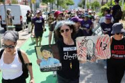 Decenas de israelíes comienzan un viaje de tres días a Gaza para protestar por la guerra