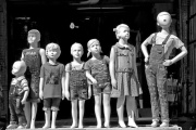 Los niños jugándose la vida v/s los poderosos jugando con sus vidas