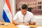 Presidente Santiago Peña firma decreto para atraer inversiones de productoras cinematográficas extranjeras