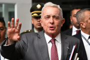 Colombia: Álvaro Uribe fue sentenciado a 12 años de prisión domiciliaria