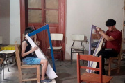 Imparten clases con arpas hechas de cartón