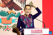¿Con quién habla Claudia?