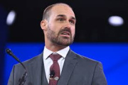 La Fiscalía de Brasil pidió condenar a Eduardo Bolsonaro por coacción a jueces