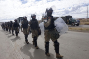Bolivia allana el camino para que el Ejército reprima las protestas populares