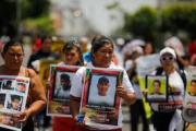 Las madres salvadoreñas que buscan a los desaparecidos en las cárceles de Bukele
