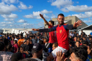 Botas prestadas, alegría prestada: el fútbol florece en los campamentos de Gaza