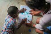 Cómo las condiciones del hogar influyen en la trayectoria escolar de niñas y niños