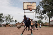 Más allá de la cancha: Los refugiados en Uganda convierten el deporte en oportunidad