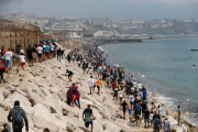 Jóvenes desesperados que se arrojan al mar sin saber nadar: el drama humano tras la nueva crisis migratoria en España