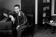 Bertolt Brecht y el teatro como herramienta de pensamiento: extrañamiento y acción