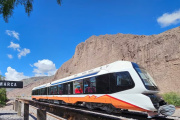 Argentina innova en turismo sostenible con un tren solar en los Andes