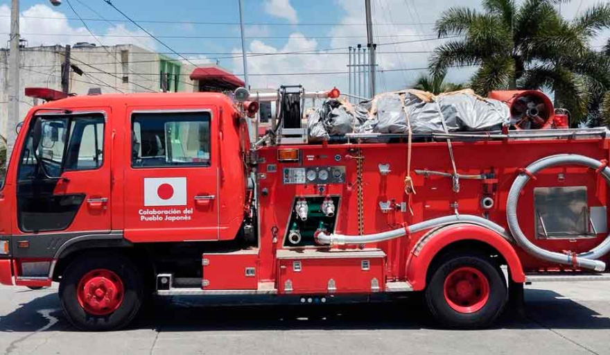 Japón donó camiones de bomberos con el volante invertido